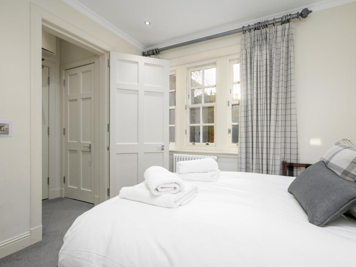Pass The Keys Historic Ramsay Garden Apt With Balcony Views 에든버러 외부 사진
