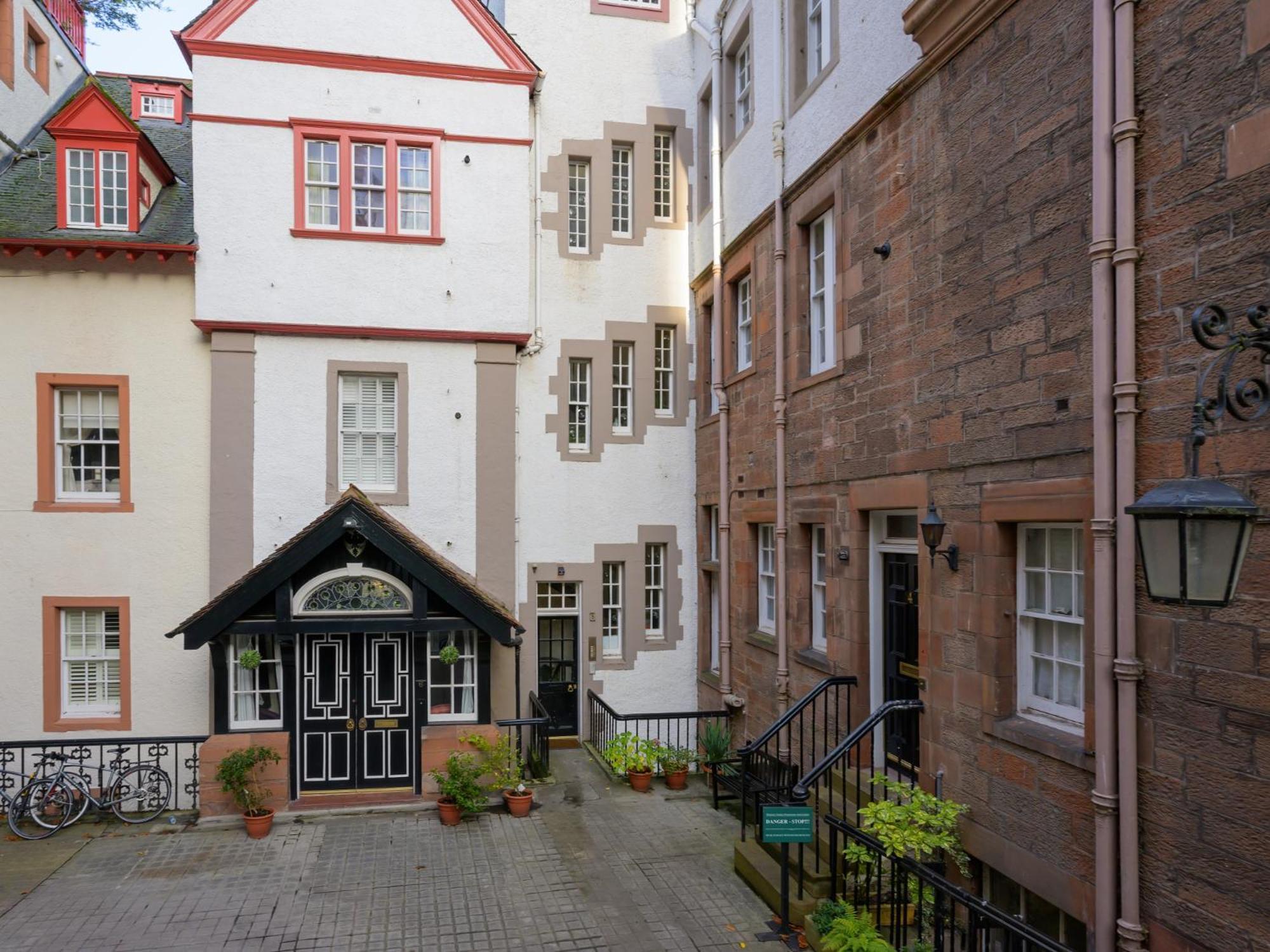 Pass The Keys Historic Ramsay Garden Apt With Balcony Views 에든버러 외부 사진
